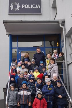 zdjęcie grupowe na schodach komendy z I Zastępcą Komendanta Powiatowego Policji w Słupcy