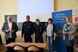 organizatorzy inaugurującej kampanię specjalnej lekcji dla młodzieży: policjanci i nauczyciele LO Słupca