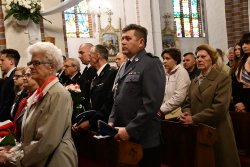 Zastępca Komendanta Powiatowego Policji w Słupcy podczas uroczystości w kościele