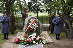 uroczysta warta pod pomnikiem - policjanci i żołnierze