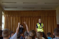 policjantka z WRD podczas prelekcji w szkole