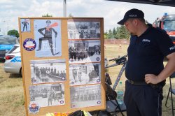 policjant ogląda tablice ze zdjęciami policjantów PP