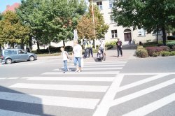policjanci przy przejściu dla pieszych w okolicach szkoły