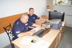 policjanci podczas lekcji przy laptopie