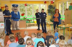 policjanci i sierż. Pyrek w przedszkolu uczą dzieci