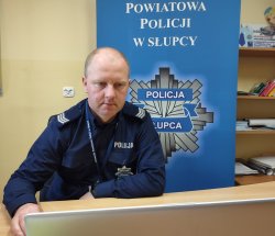 policjant przy laptopie podczas lekcji