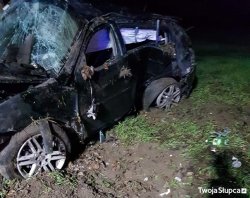 auto po wypadku - poobijane, zbite szyby, wystrzelone kurtyny