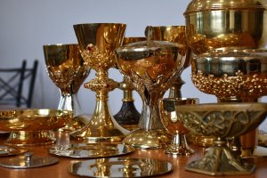 pozłacane naczynia liturgiczne