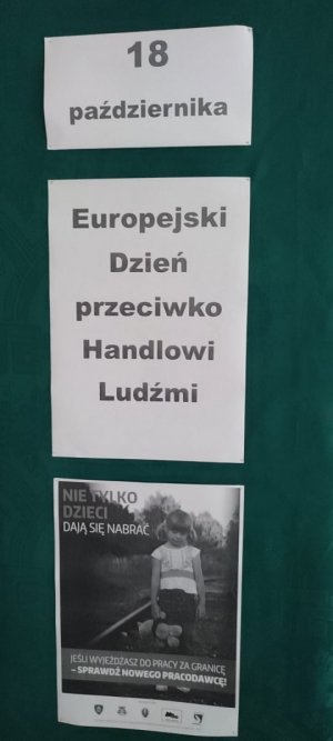 tablica z hasłami Europejskiego  Dnia przeciwko Handlowi Ludźmi i Niewolnictwu