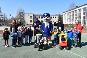 dzielnicowi i maskotka wielkopolskich policjantów z dziećmi w szkole na boisku
