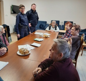 policjanci i seniorzy na spotkaniu