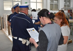 policjanci w zakładzie pracy z obywatelami Ukrainy