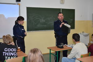 policjanci podczas prelekcji w klasie