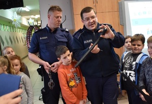 policjanci i dzieci podczas spotkania