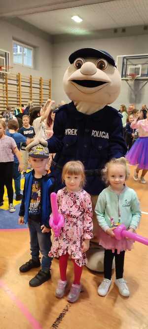 policjanci, dzieci i sierżant Pyrek