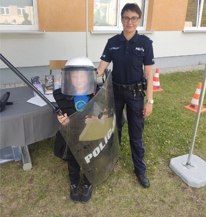 policjantka i dziecko ubrane w strój OPP