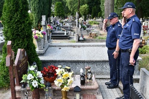 policjanci przy grobie