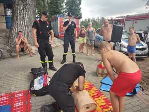 strażacy pokazują jak udzielać pierwszej pomocy