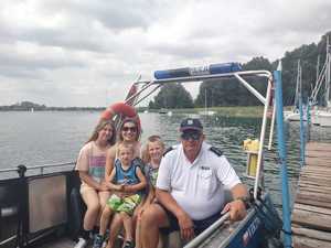 zdjęcie rodziny na policyjnej łódce