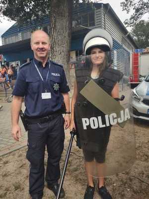 policjant i dziewczyna ubrana w policyjny strój ochronny