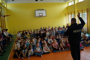 dzieci na sali z policjantem w czasie prelekcji