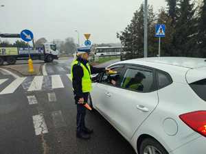 policjantka ruchu drogowego podczas kontroli trzeźwości