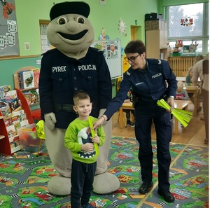 policjantka i Pyrek z dziećmi