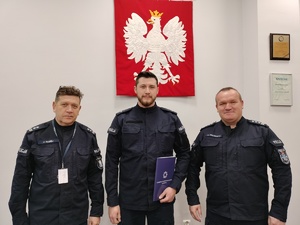 dwaj komendanci i wyróżniony policjant